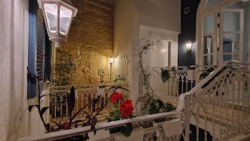 Suite, balkon, pemandangan halaman | Busa memori, minibar, brankas, dan didekorasi berbeda-beda