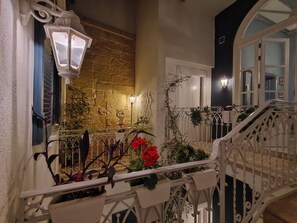 Suite, Balcony, Courtyard View | Busa memori, bar mini, peti besi dalam bilik, dihias secara berasingan 