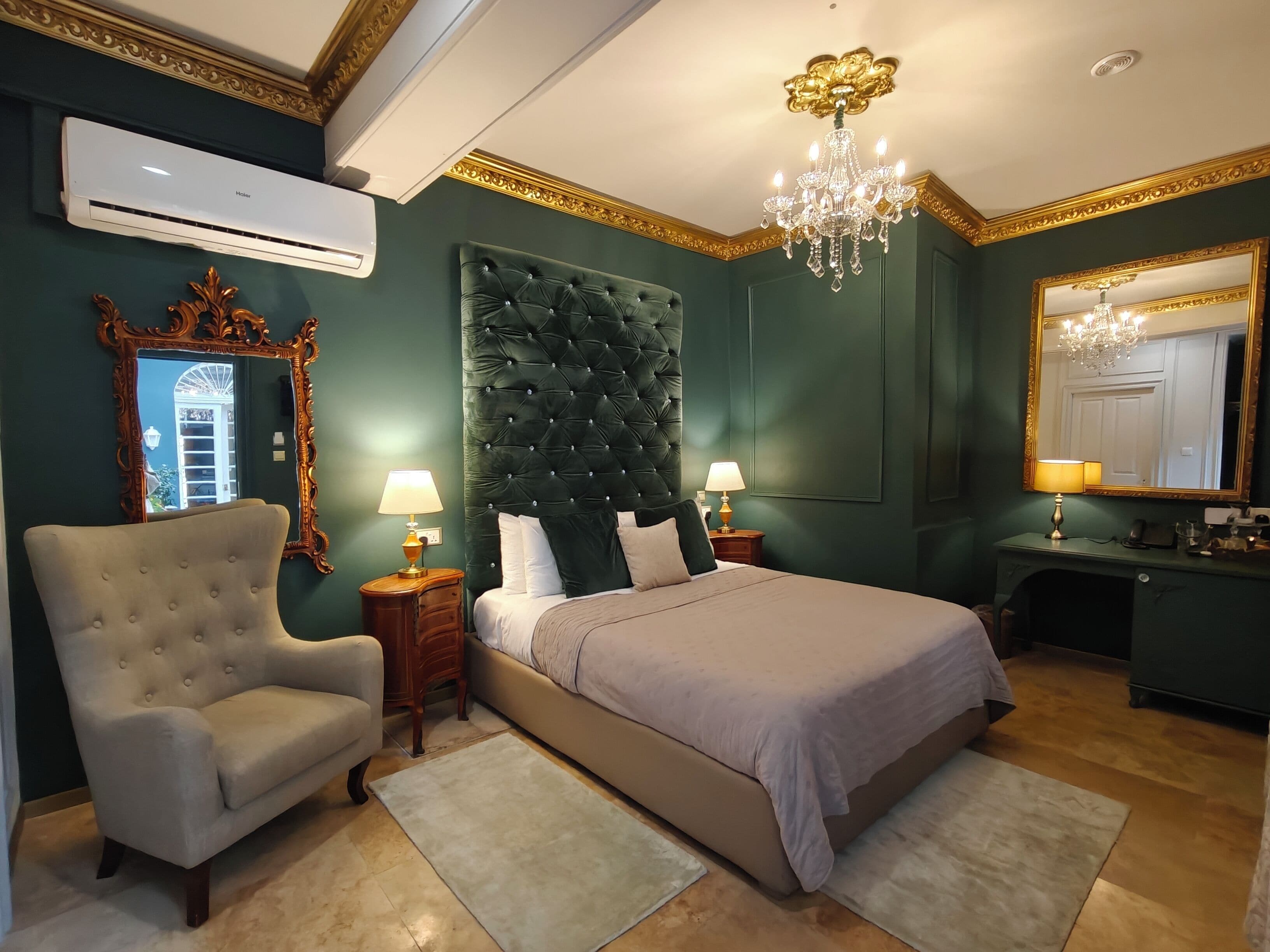 Chambre Junior double | Lit avec matelas en mousse à mémoire, minibar, coffre-fort, décor unique