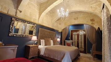 Deluxe trippelrum | Memory foam-madrasser, minibar och värdeförvaringsskåp på rummet