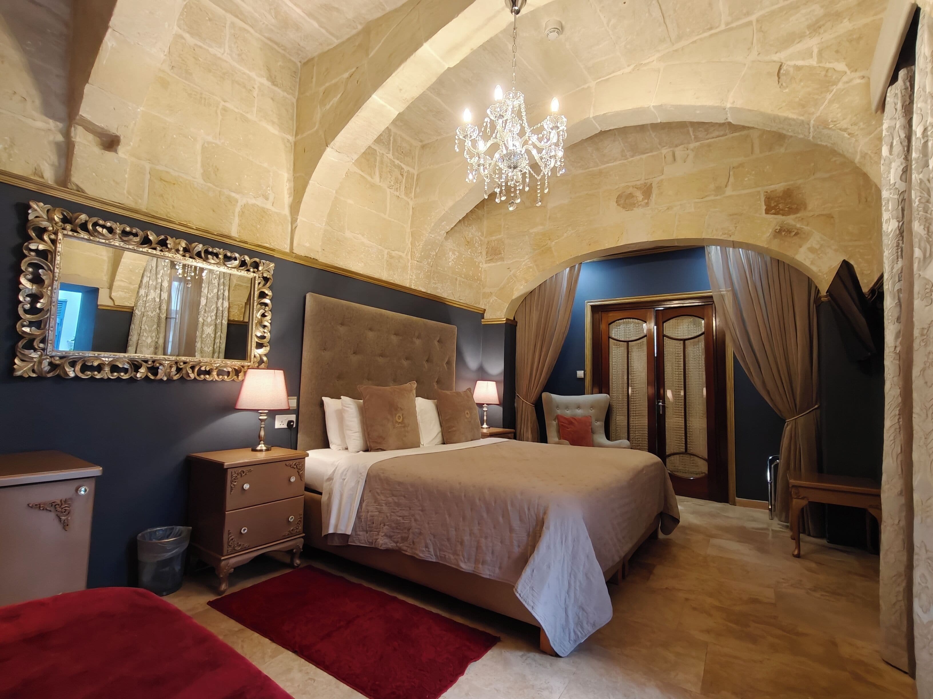 Chambre triple Deluxe | Lit avec matelas en mousse à mémoire, minibar, coffre-fort, décor unique