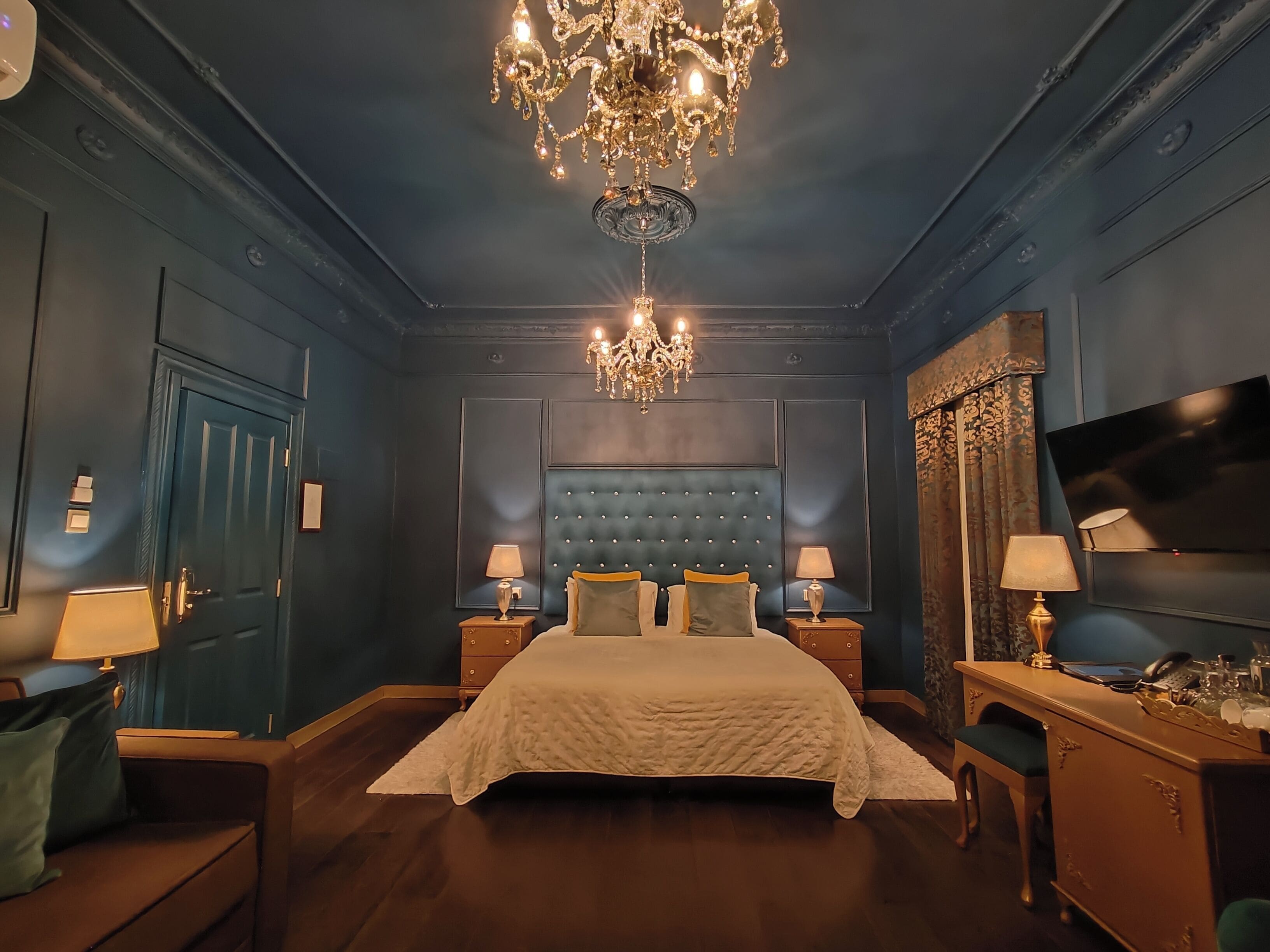 King Deluxe Suite with Maltese balcony | Lit avec matelas en mousse à mémoire, minibar, coffre-fort, décor unique