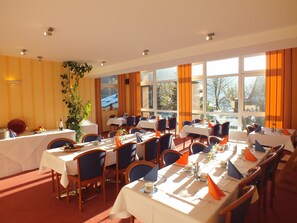 Petit déjeuner buffet (10 EUR par personne)