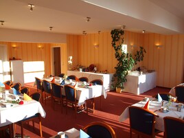 Desayuno buffet diario (EUR 10 por persona)