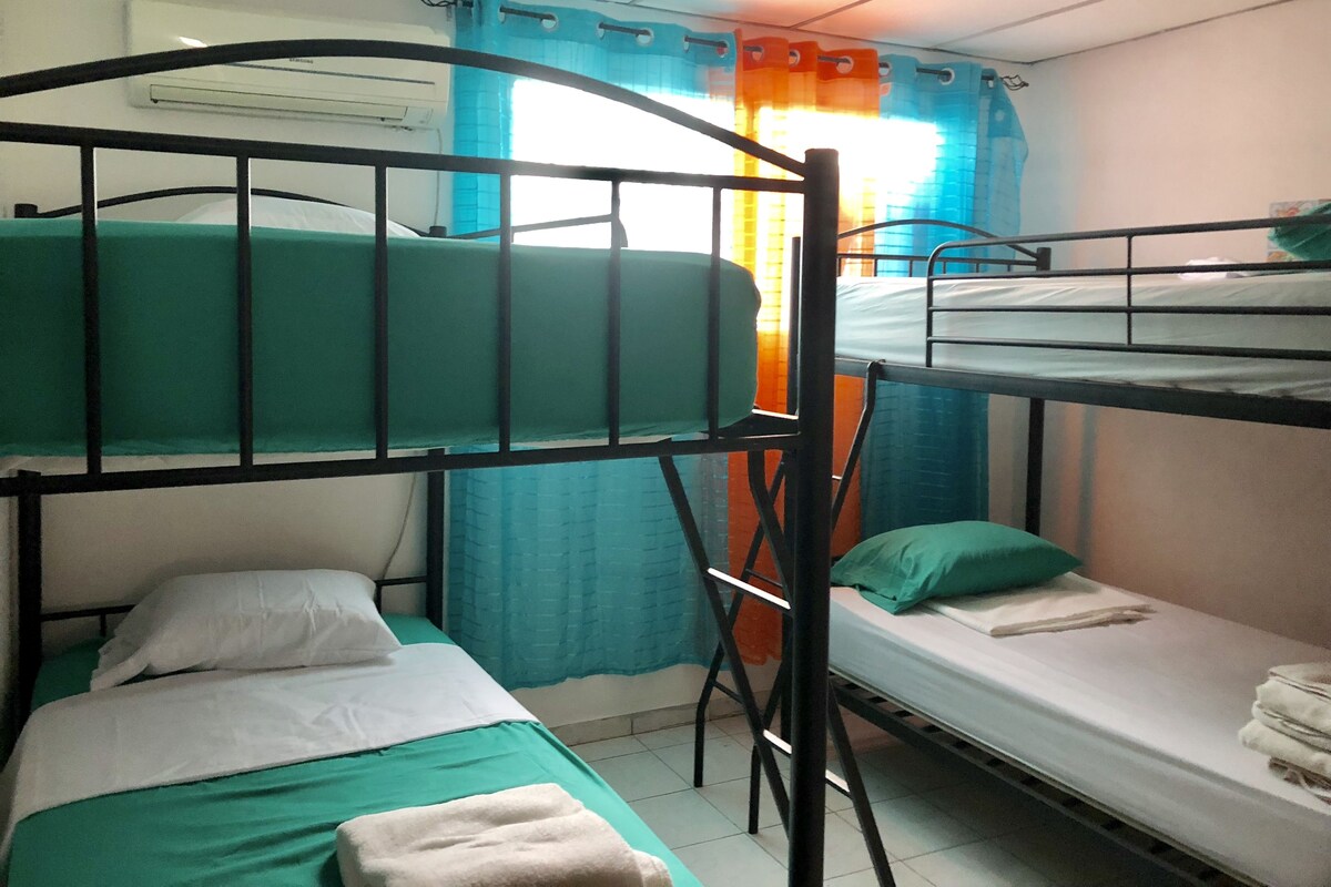 Phòng dành cho gia đình, nhiều giường, không hút thuốc | Bàn ủi/dụng cụ ủi quần áo, truy cập Internet không dây miễn phí 