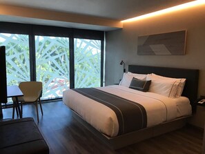 Desk, iron/ironing board, free WiFi - City Express Plus by Marriott Mérida (Mérida)
