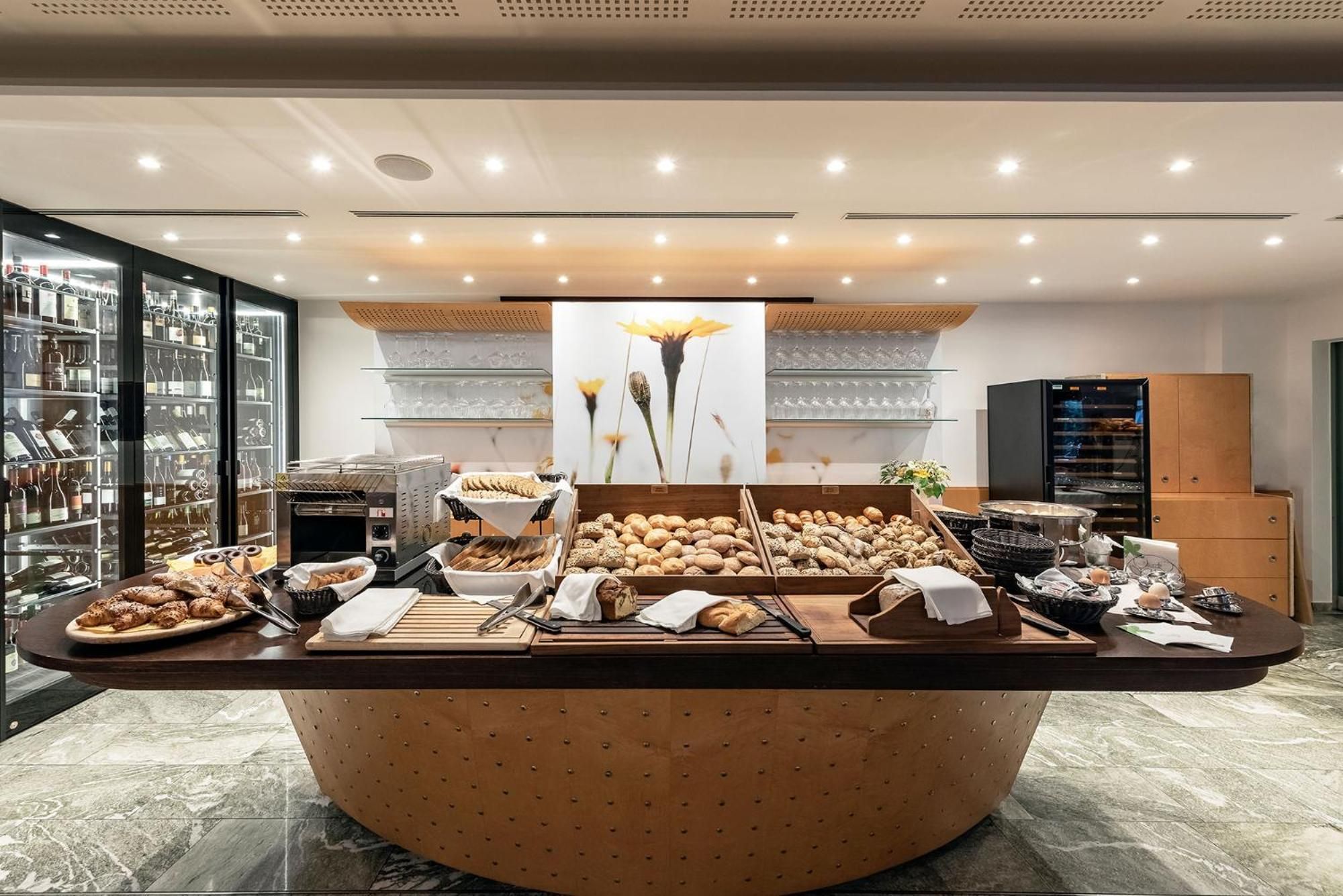 Ein reichhaltiges Buffet mit verschiedenen Speisen, einer Kaffeemaschine und einem Kühlschrank.