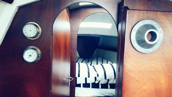 Soundproofing, free WiFi, bed sheets