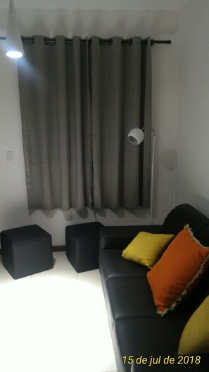 Estúdio família, várias camas, para não fumantes | Sala de estar | TV de tela plana 42 polegadas com canais via satélite, TV, DVD player