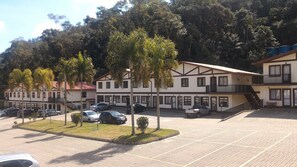 Tempat letak kenderaan sendiri percuma
