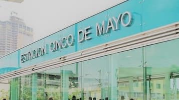 Un edificio moderno con un letrero que dice 'ESTACION CINCO DE MAYO'.