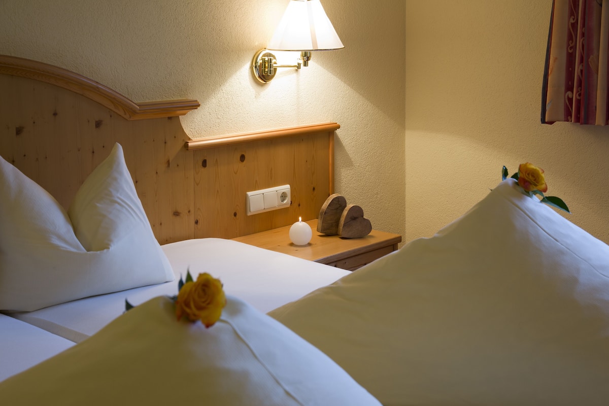 Standard-Doppelzimmer (Achsensee) | Zimmersafe, Schreibtisch, kostenloses WLAN, Bettwäsche