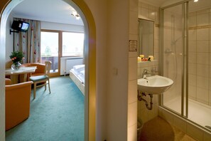 Standard Double Room (Achsensee) | Bathroom | Free toiletries, hair dryer, towels