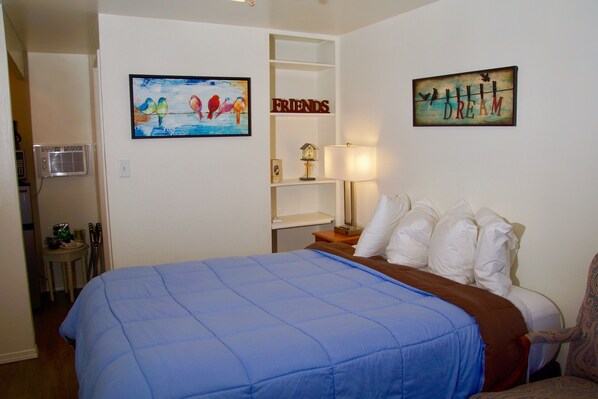 Economy Room, 1 Queen Bed, Non Smoking | Premium bedding, pillowtop beds, individually decorated - Arbor Inn Motel Oakridge (Oakridge)