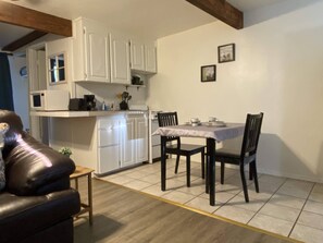 Romantisches Bungalow, 1 King-Bett, Küche | Essbereich im Zimmer