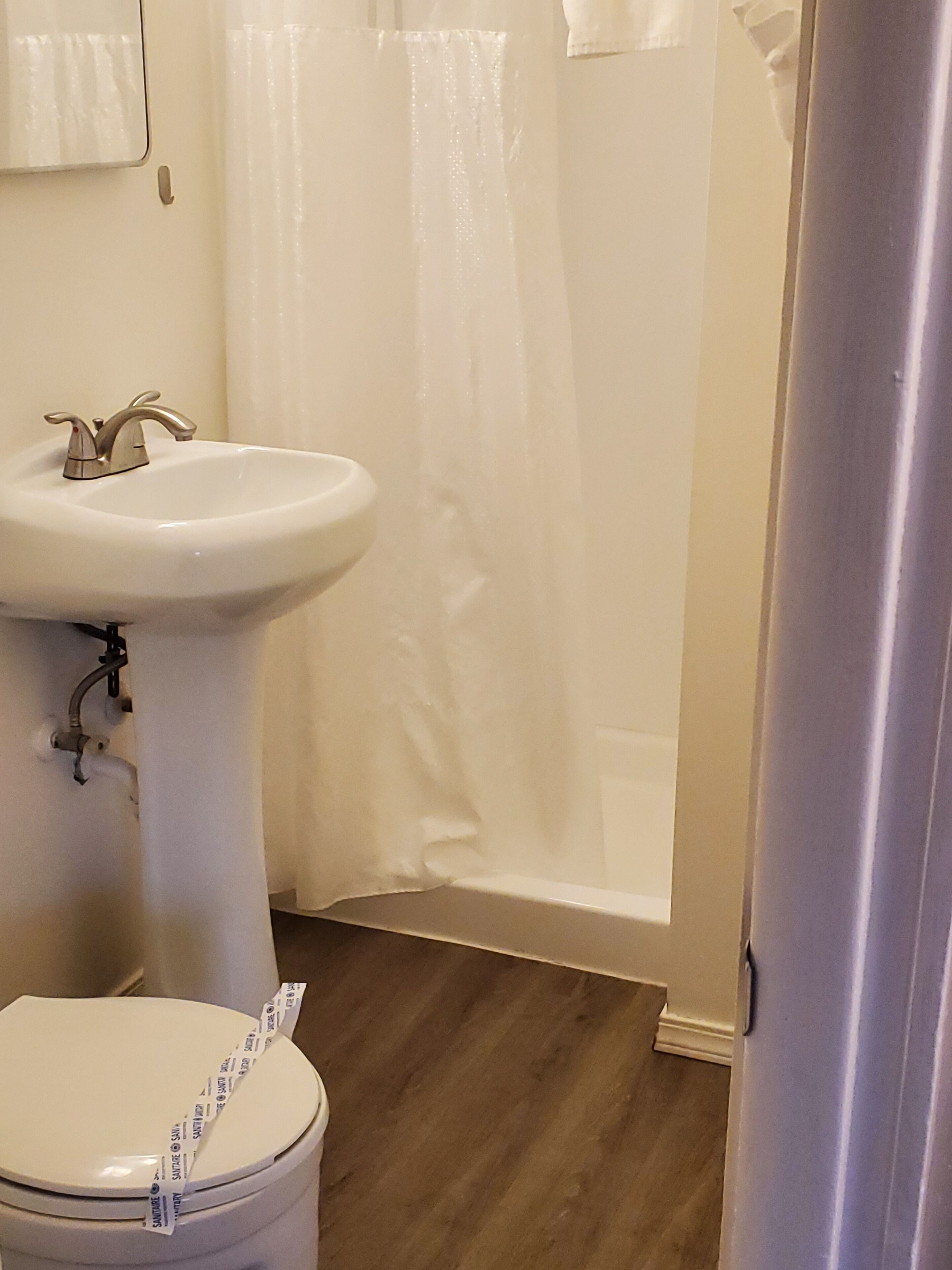 Economy kamer, 1 queensize bed, niet-roken | Badkamer | Gratis toiletartikelen, handdoeken