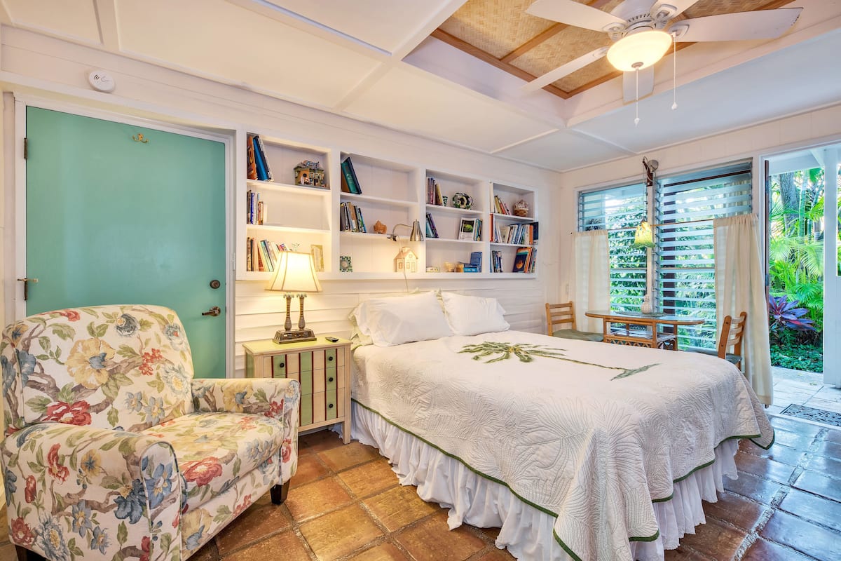 Classic Studio, 1 Queen Bed, Non Smoking | 1 bedroom, individually decorated, iron/ironing board, free WiFi