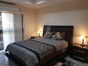 Apartemen Kota, 1 Tempat Tidur Queen, Bebas Asap Rokok | 1 kamar tidur, selimut bulu angsa, brankas, dan meja kerja