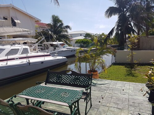 Modern 1 Bed Apartment in Belize City