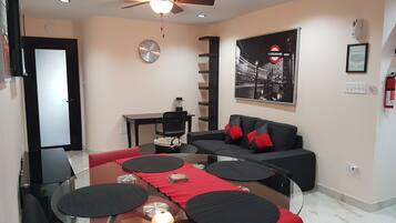 City Apartment, 1 Queen Bed, Non Smoking | In-room dining