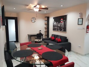 Apartemen Kota, 1 Tempat Tidur Queen, Bebas Asap Rokok | Makan di kamar