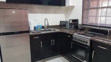 City Apartment, 1 Queen Bed, Non Smoking | Private kitchen | Full-sized fridge, microwave, oven, stovetop