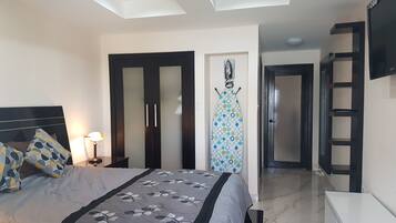 Apartemen Kota, 1 Tempat Tidur Queen, Bebas Asap Rokok | 1 kamar tidur, selimut bulu angsa, brankas, dan meja kerja