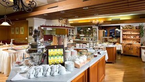 Een buffetopstelling met diverse gerechten en een koffiecorner.