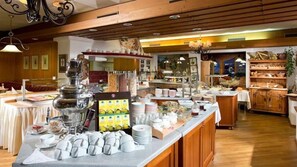 Un buffet proposant une variété de plats et un coin café.