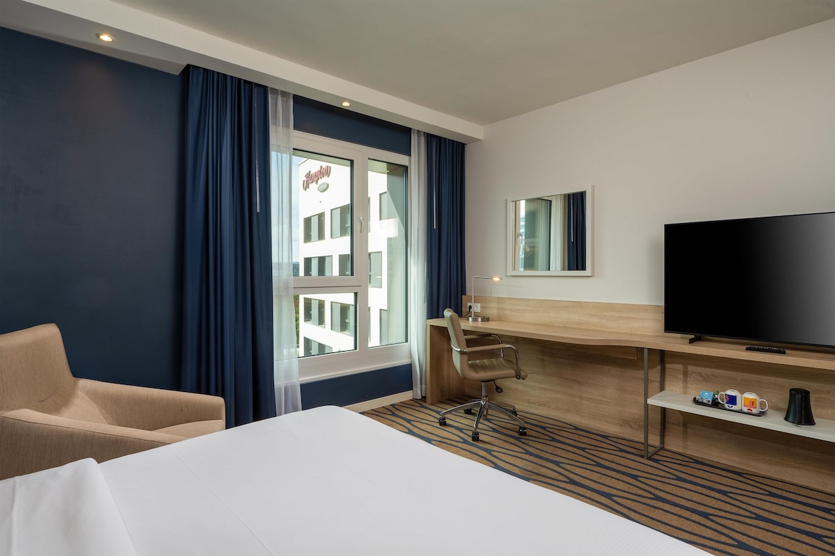 Habitación, 1 cama de matrimonio, accesible para personas con discapacidad | 1 dormitorio, ropa de cama hipoalergénica, caja fuerte y escritorio