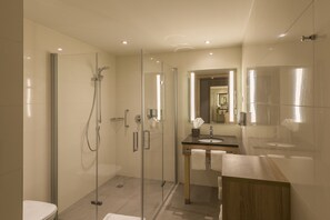 Regadera, amenidades de baño gratuitas, secadora de cabello, toallas 