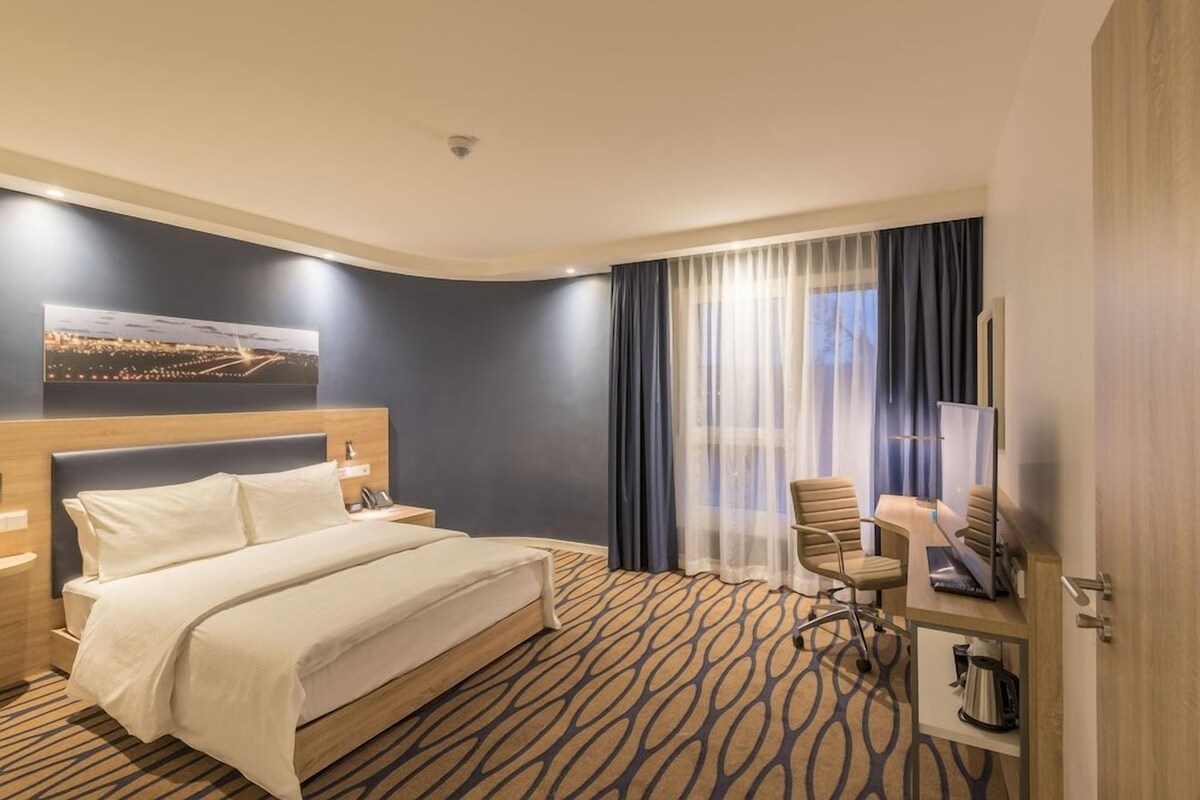 1 bedroom, hypo-allergenic bedding available, in-room safe, desk