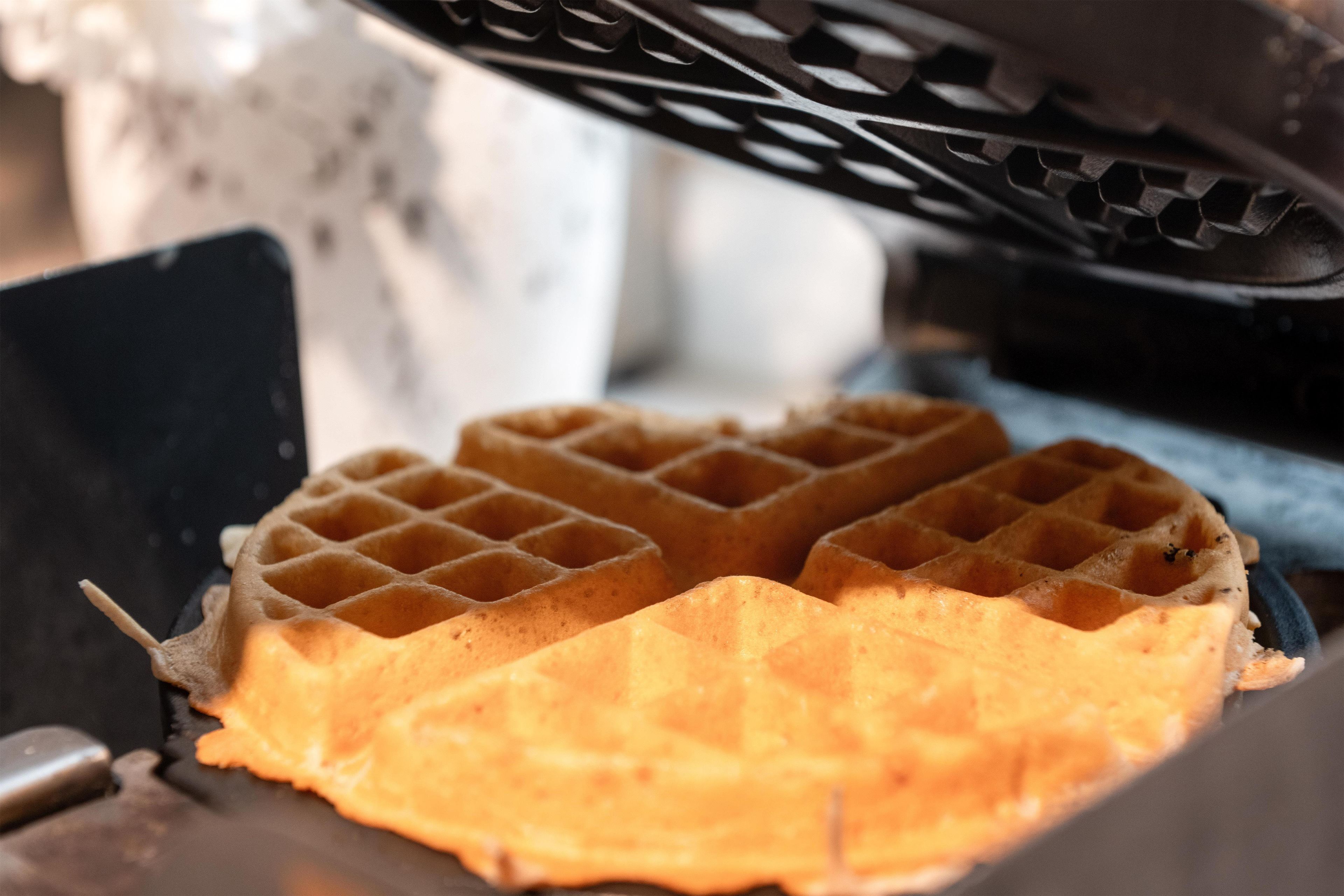 Ein Waffel mit Rillenmuster auf einer flachen Oberfläche.