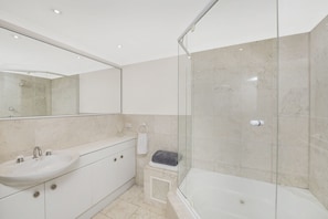 Comfort Apartment, 2 Bedrooms | Bathroom | Separate tub and shower, deep soaking tub, free toiletries, hair dryer - Accommodate Canberra - The Summit (Griffith)