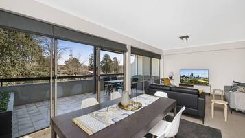 Comfort Apartment, 2 Bedrooms | In-room dining