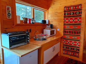 Cottage tiện nghi đơn giản, 2 giường cỡ queen | Bếp riêng | Tủ lạnh, lò vi sóng, lò nướng, bếp nấu