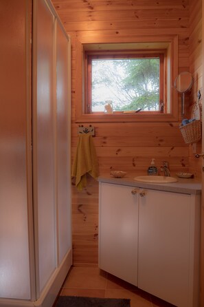 Comfort Cottage, 2 Queen Beds | Bathroom | Shower, free toiletries, hair dryer, towels