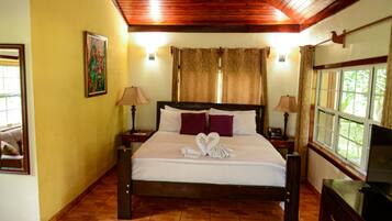 Baita Comfort, 1 letto king con divano letto, angolo cottura, lato piscina | Con stile personalizzato, con arredamento individuale, Wi-Fi gratuito