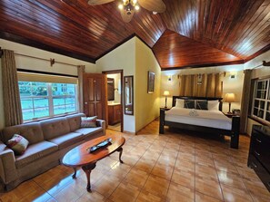 Stuga Comfort - 1 kingsize-säng med bäddsoffa - pentry - vid poolen | Vardagsrum | 42-tums smart-tv med digitalkanaler, Netflix och streamingtjänster