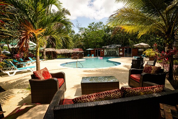 Utomhuspool med öppettider 08.00 till 21.00, och solstolar