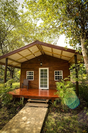 Comfort Cabin, 1 King Bed with Sofa bed, Pool Access, Garden View | Individually decorated, individually furnished, free WiFi, bed sheets