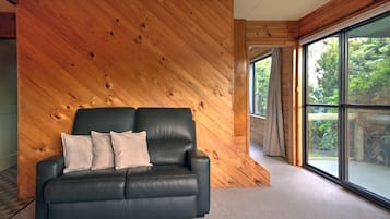 Casa familiar, 4 habitaciones | Área de sala de estar | Televisión de pantalla plana y chimenea