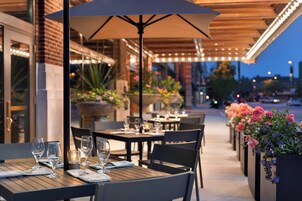 2 间餐厅，供应早餐、午餐和晚餐，美洲菜