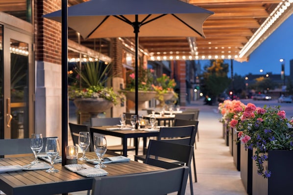 2 restaurants, breakfast, lunch, dinner served; American cuisine - Hotel Northland, Autograph Collection (Green Bay)