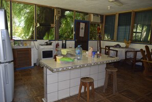 Vila luxo | Cozinha privada | Geladeira, micro-ondas, cooktop, talheres/pratos/utensílios de cozinha