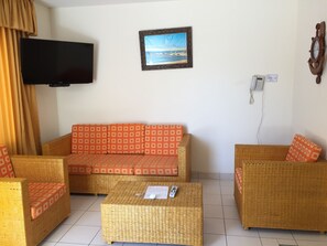 Bungalow, 2 Bedrooms (Duplex) | Khu phòng khách | TV 