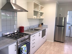 Deluxe Villa, Multiple Beds, Non Smoking | Private kitchen - Penguin Retreat (Oamaru)