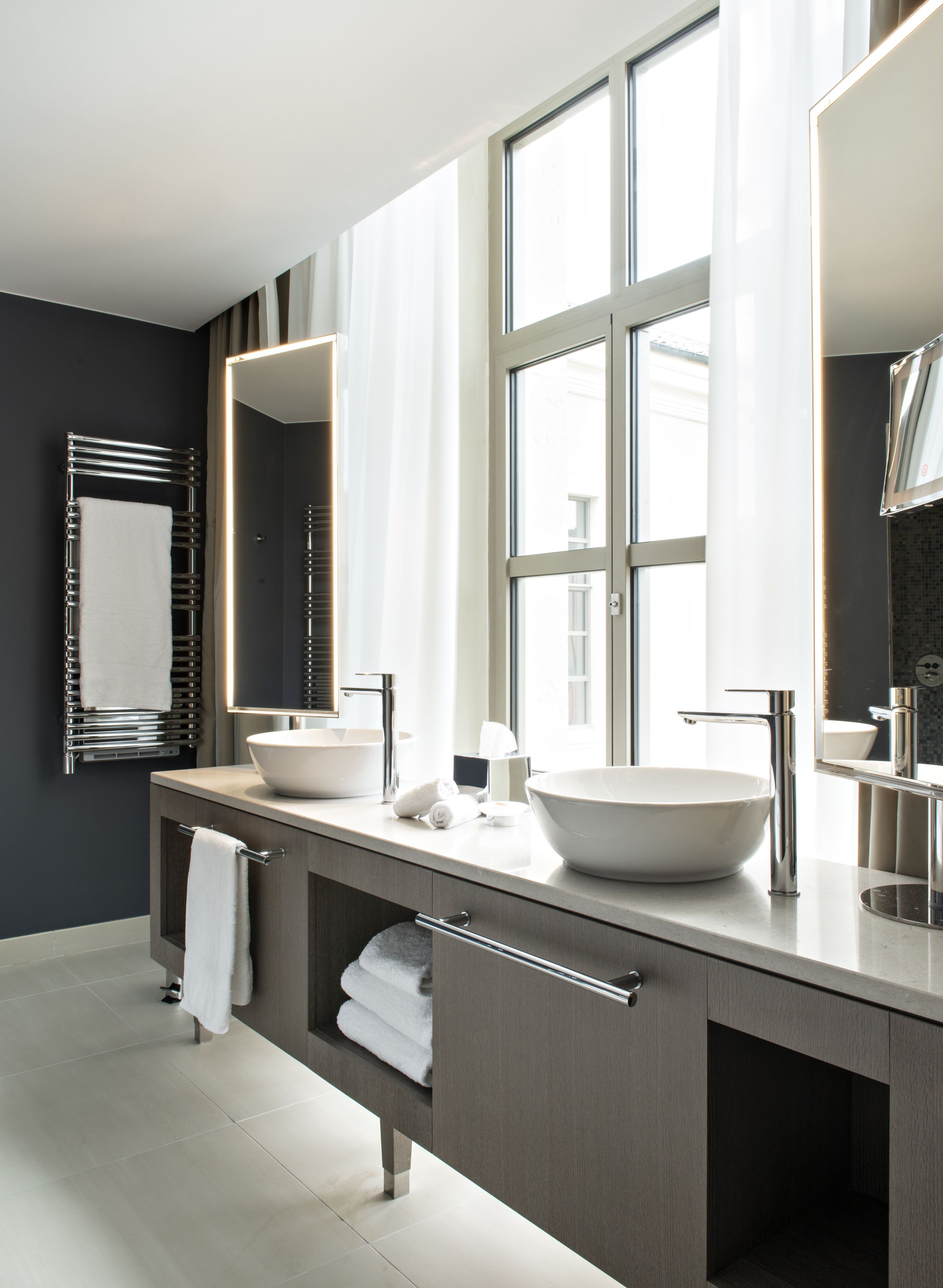 intercontinental, club room, 2 single beds | bathroom | combined shower/bathtub, designer toiletries, hair dryer, bathrobes