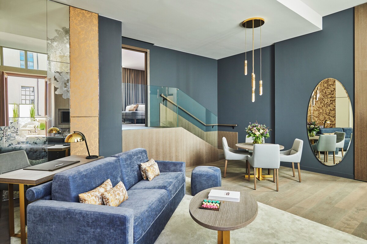 Suite, 1 King Bed (Prestige) | Minibar, in-room safe, blackout curtains, soundproofing