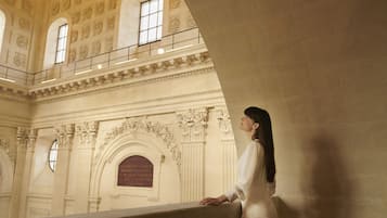 Ein Innenraum mit hoher Decke, Bogenfenstern und klassischer Architektur.